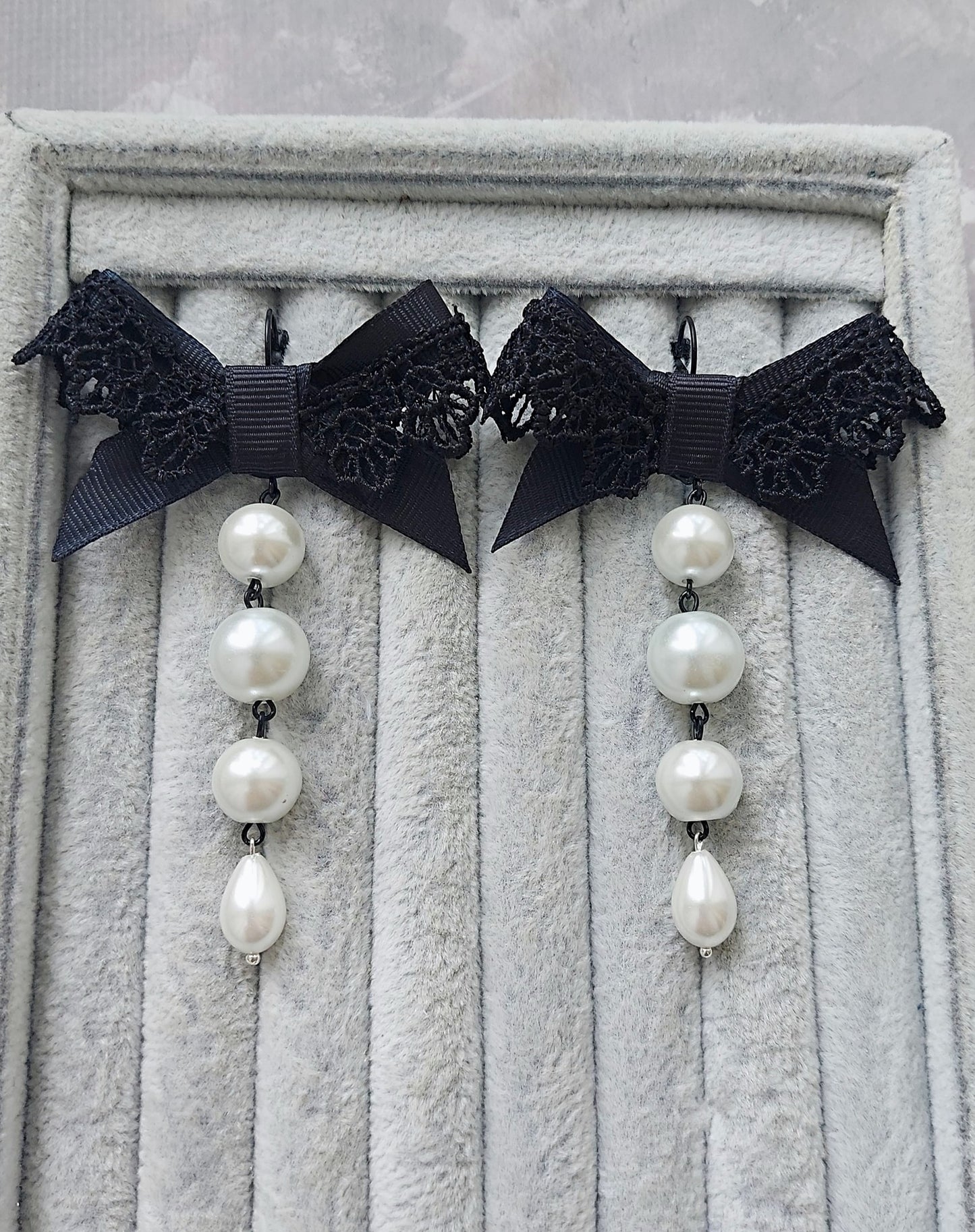 Jewelry Set: Choker And Earrings Decorated With Ribbon And Lace