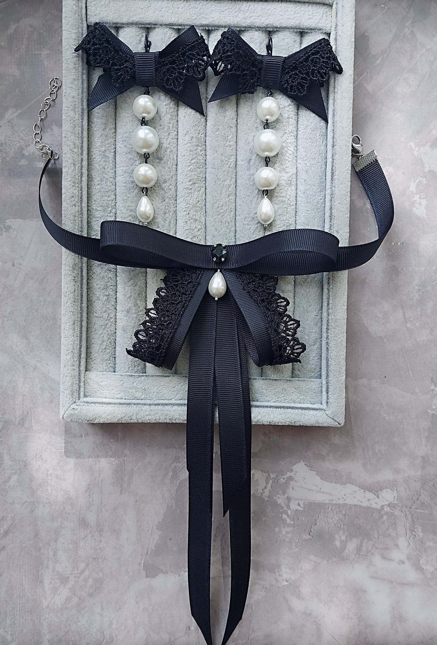 Jewelry Set: Choker And Earrings Decorated With Ribbon And Lace